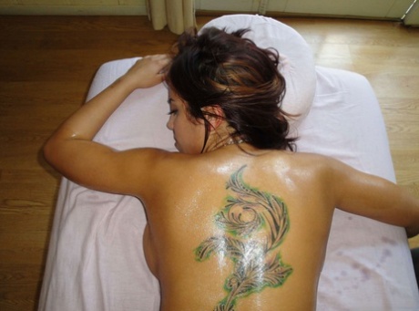 Американская латиноамериканка Мулани Ривера получает жесткий таран после сексуального масляного массажа