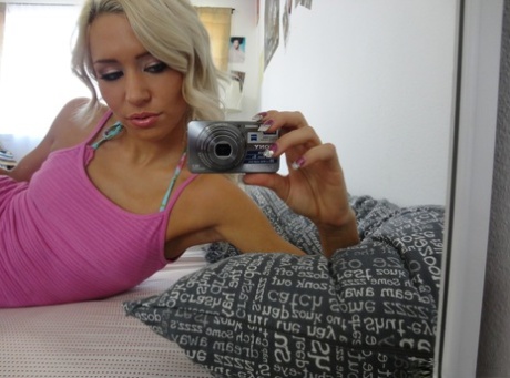 La petite blonde américaine Kacey Jordan prend des photos amatures d