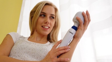 Geil Blondine Nesty gathers haar vibrator & speelgoed voor afternoon van Masturberen