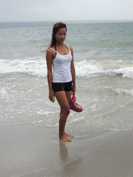A filipina de ébano Mikaella revela o seu corpo esbelto e nu e é gozada