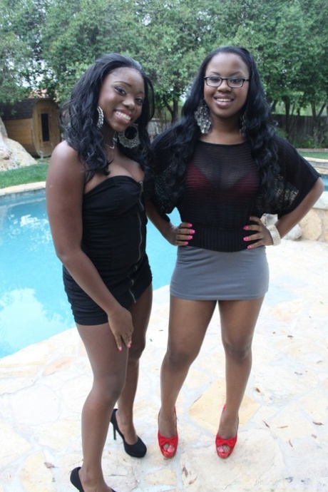 Les jeunes filles noires Ebony Star et leur amie exhibent leur énorme cul en plein air.
