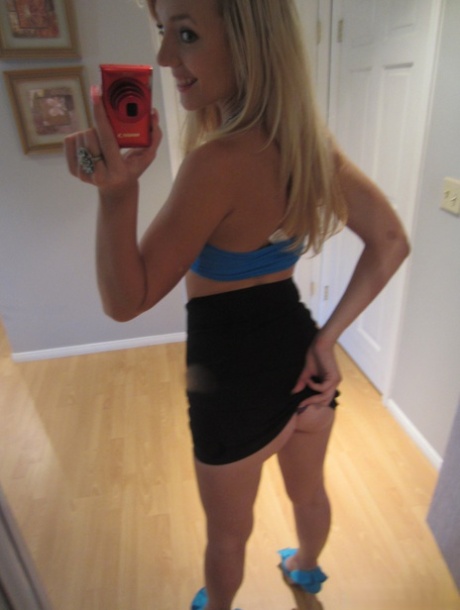 Chuda amerykańska blondynka Ally Winters robi selfie XXX i rozciąga swoją cipkę