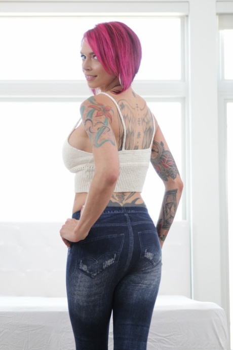 Geile geïnkte MILF Anna Bell Peaks laat haar lekkere kutje opeten en beffen