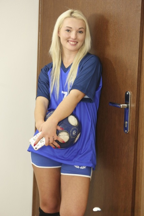 Blondes Fußball-Babe Lovita Fate zieht ihre Uniform aus und masturbiert