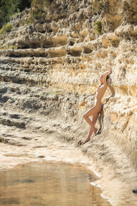 Красотка с фотомодели в сексуальном бикини Мисс Зита выставляет напоказ свои фальшивые сиськи на открытом воздухе