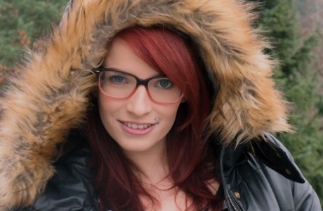 Heta rödhåriga Leila Smith i glasögon använder en vibrator för att uppnå en ond orgasm