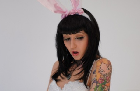 La bruna tatuata Hellizabeth si masturba con una carota in un costume da coniglietta