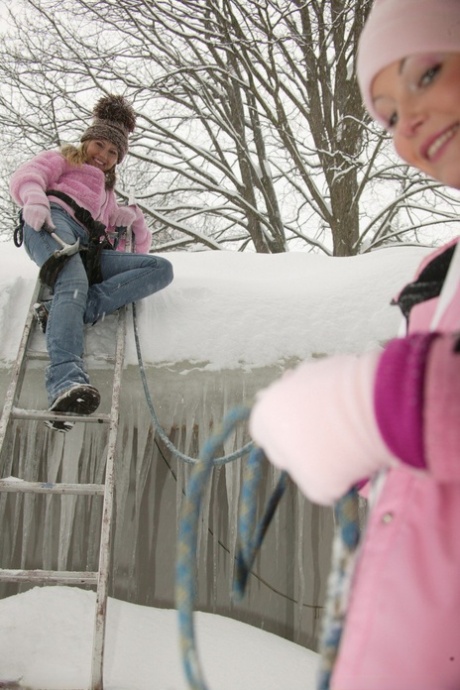 Speelse tieners Zuzanna & Katia likken en spelen elkaars bevers in de sneeuw