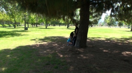 Giovane bruna viene avvicinata e scopata contro un albero in un parco pubblico