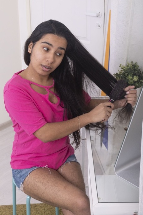 黑发辣妹 Amira Roshane 展示她的美乳和毛茸茸的阴部