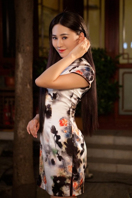 Kinesisk tonåring Wu Muxi med smala ben visar medelstora bröst och blek slät kropp