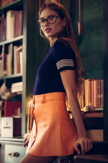 迷人的眼镜美女塔娅-维斯在图书馆里脱下裙子，摆出丁字裤的姿势