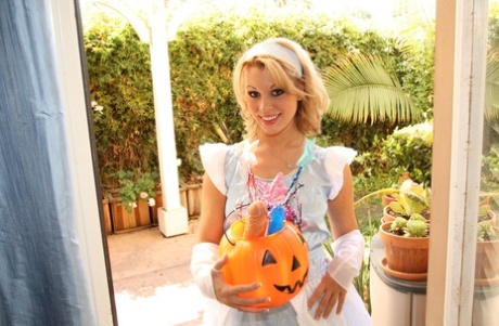 Lusty MILF next door Ashley Sweet komt langs met dildo Halloween traktaties