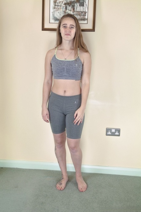 Amateur Teen Bubsy Lou posiert in einem Workout-Outfit und spreizt ihre haarige Muschi