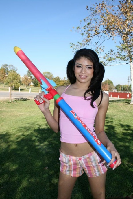 Skinny Latina Adriana Naveah bekommt ihre winzigen Titten beim Spielen im Freien ausgesetzt