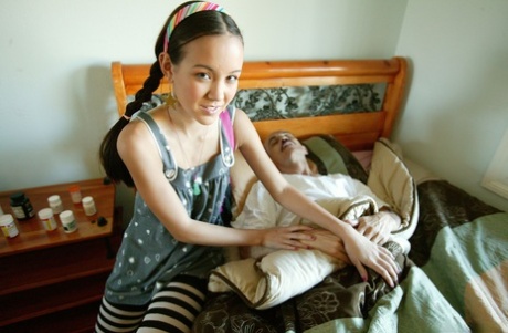 Petite Asian Amai Liu knullar en äldre man med en lång weiner i badrummet