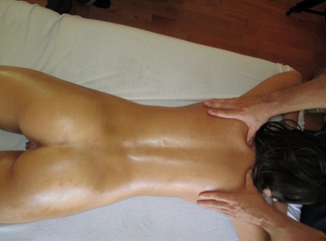 Amerikansk Naomi Vest tager den stive pik i hendes fisse efter olieagtig massage