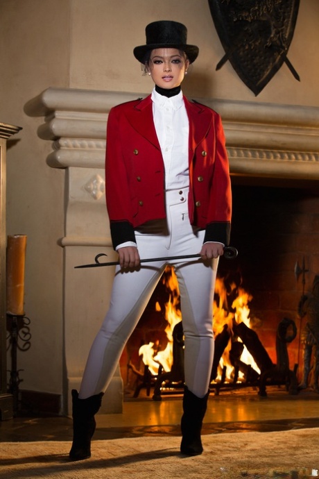 Glamorösa Chelsie Aryn visar upp stora, falska tuttar erotiskt vid elden