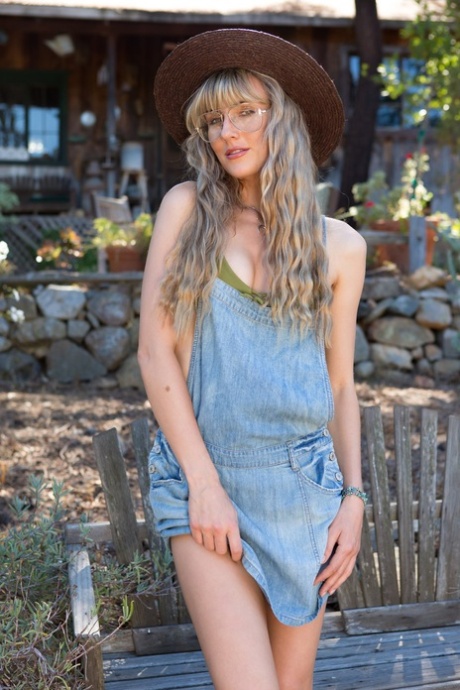Drobná rumunská modelka s dlouhýma nohama Jennifer Love ukazuje svá přírodní prsa