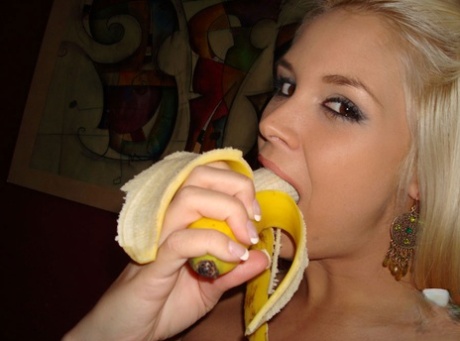 La MILF con tette finte Sarah Vandella misura la profondità della sua gola con una banana