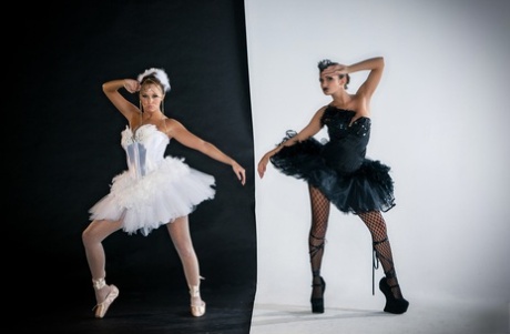 热情的芭蕾舞者Leanna Decker和Rebecca Carter展示他们的大乳房和曲线