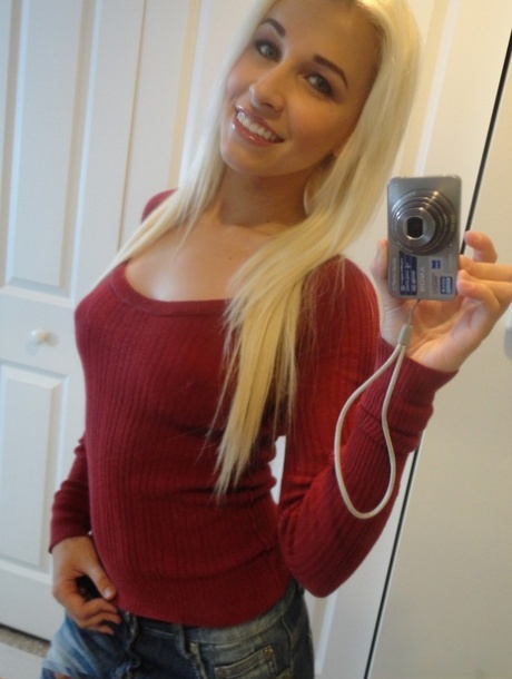 Blonde babe med middels store bryster Stevie Shae blinker med sin naturlige kropp.