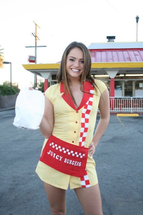 Den arbeidende tenåringen Tori Black tar av seg uniformen og viser frem de små puppene og rumpa.