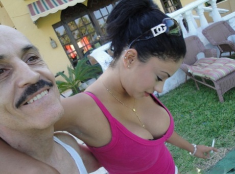 Colombianska sötnosen Jamie Valentine visar upp falska stora bröst för att tillfredsställa gammal fis