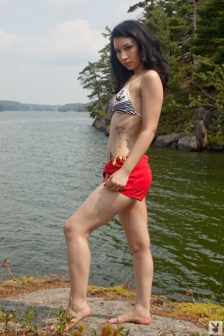 Den blekkfargede modellen Marlo Marquise tar av seg bikinien og poserer naken ved elven.