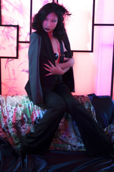 Sexy japansk MILF Hiromi Oshima stripper naken mens hun røyker sigarett