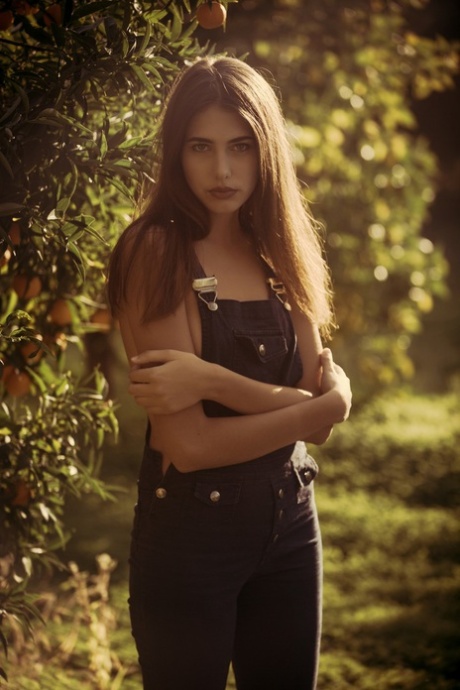 Das süße internationale Model Katrine Pirs zeigt ihre natürlichen Titten im Garten