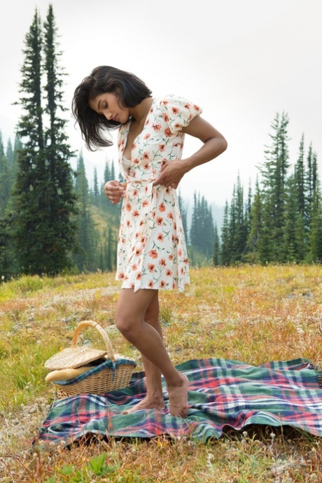 Heißes kanadisches Model Angel Constance mit kleinen Titten öffnet ihre Beine bei einem Picknick