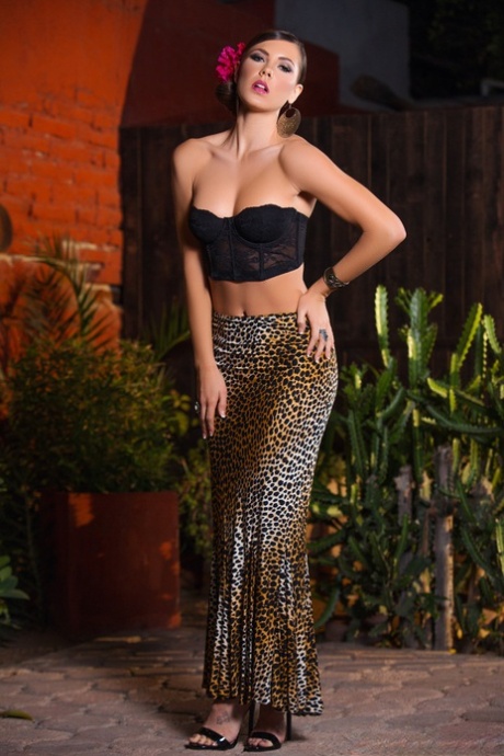 La sexy morena mexicana Gia Ramey-Gay esconde sus curvas mientras se desnuda al aire libre