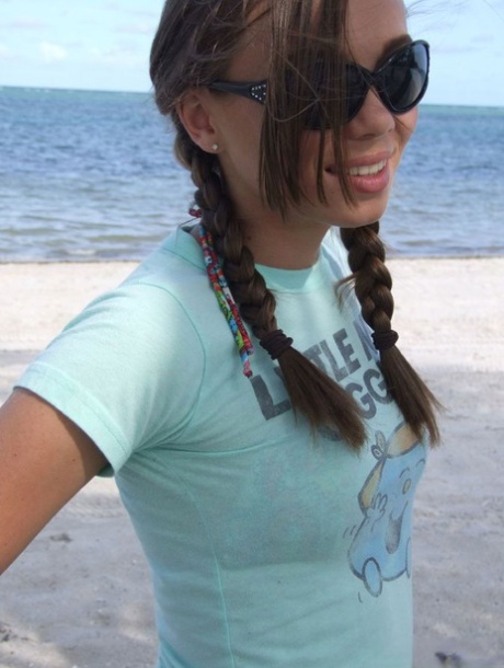 张冠李戴的十几岁的亲爱的构成在海滩上有这么多的乐趣