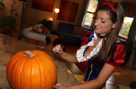 La superbe brune Alyson Westley joue avec une citrouille et montre sa chatte en solo