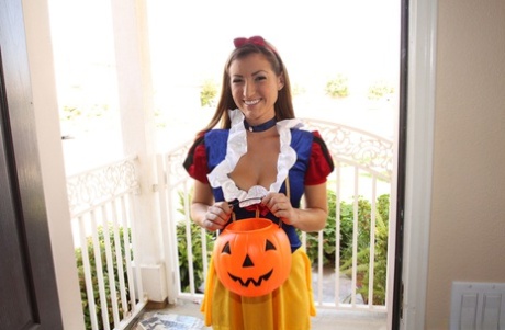 La magnífica morena Alyson Westley enseña el coño con su disfraz de Halloween