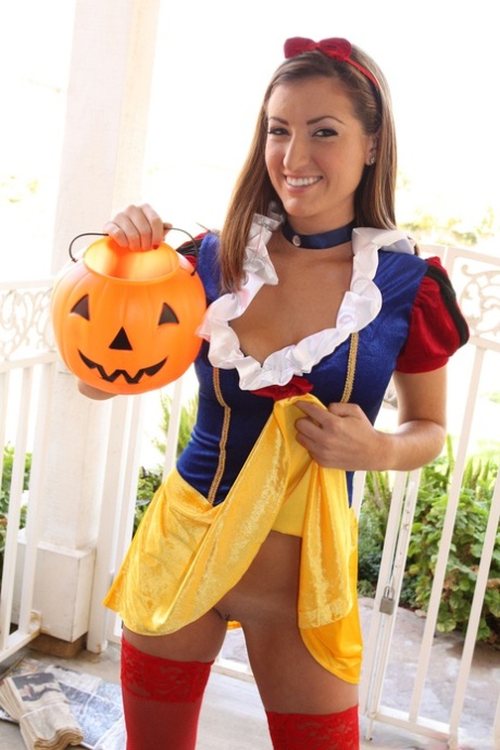 Wspaniała brunetka Alyson Westley pokazuje swoją cipę w kostiumie na Halloween