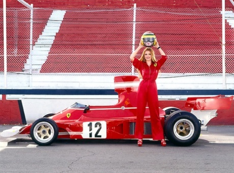 Superflotte Playboy-babes viser deres bryster frem nær luksuriøs Ferrari-bil
