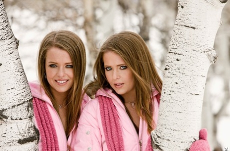 Playboytjejerna The Campbell Twins visar sina naturliga bröst på olika platser
