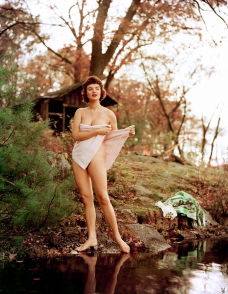 Lief uitziend retro model Zahra Norbo ontbloot haar natuurlijke tieten in het meer