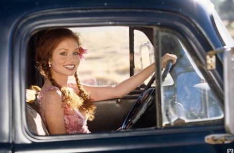 Neodolatelná zrzavá kráska Scarlett Keegan ukazuje přírodní prsa ve farmářském kamionu