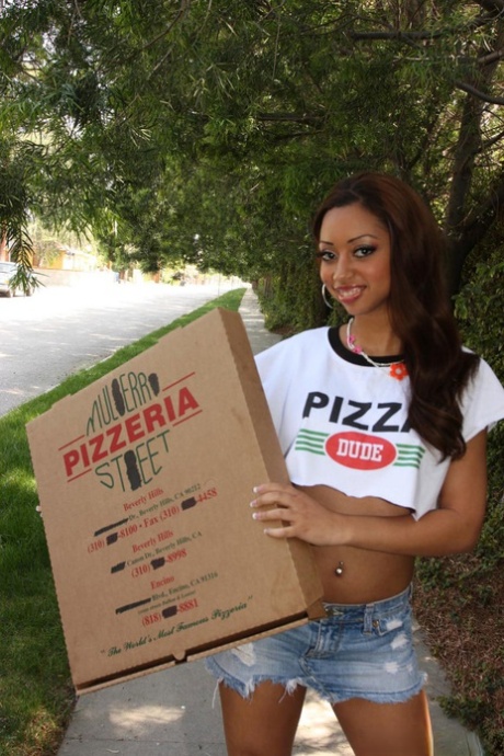 Prachtige ebony pizzameid Angel Cummings wordt tijdens bezorging overspoeld met sperma