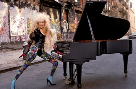 La sexy Phoebe Legere tocando instrumentos musicales en lencería sexy