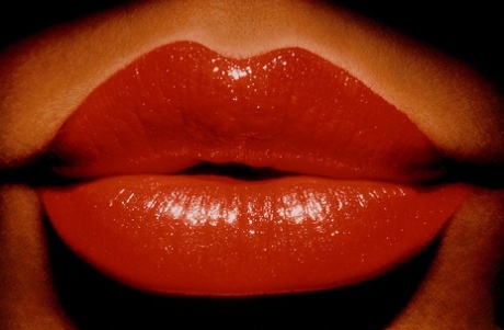 Storbarmede Playboy-modeller med sexet læbestift har det sjovt til photoshoot