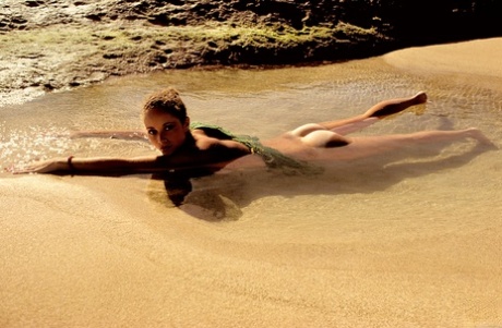 Den smukke hawaiianske babe Lourdes Estores afslører sine naturlige fortrin