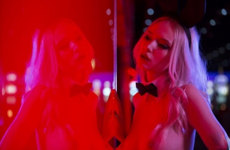 Coelhinho sexy da Playboy com grandes mamas naturais Monica Wasp posa nua no casino