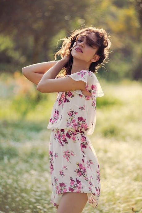 La bella filipina Kit Rysha se quita el vestido y muestra sus diminutas tetas al aire libre