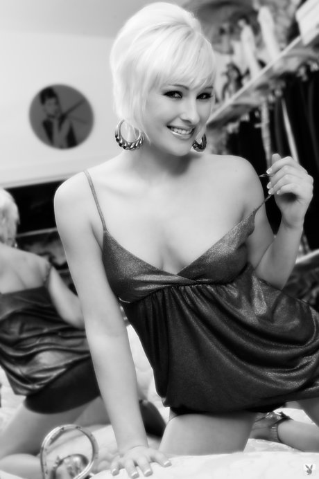 Blondine met naturel Felicia Taylor poseert naakt voor zwart-wit fotoshoot