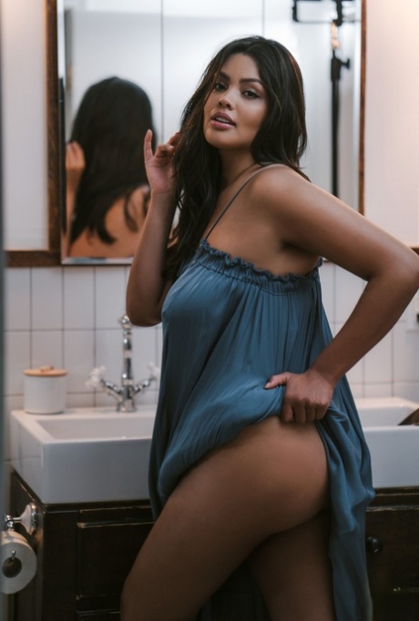 Atemberaubende mexikanische Babe mit großen Titten Jocelyn Corona zeigt sich in ihrem Haus
