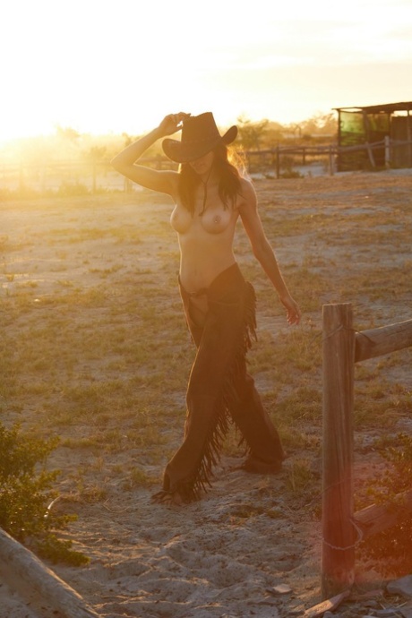 La sexy cowgirl tedesca Katerina Giannoglou in posa mezza nuda nel suo ranch